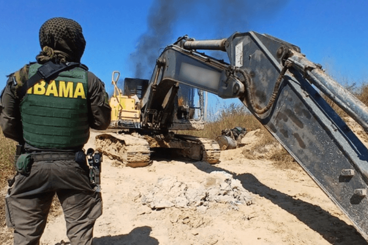 Ibama e PF destroem 26 escavadeiras usadas em garimpo ilegal na Terra Indígena Kayapó, no Pará