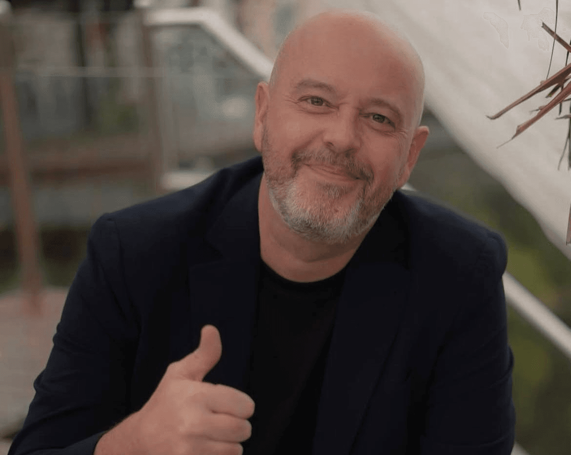 Alex Escobar se pronunciam após passar mal ao vivo: "Estou bem, sem sintomas de nada"