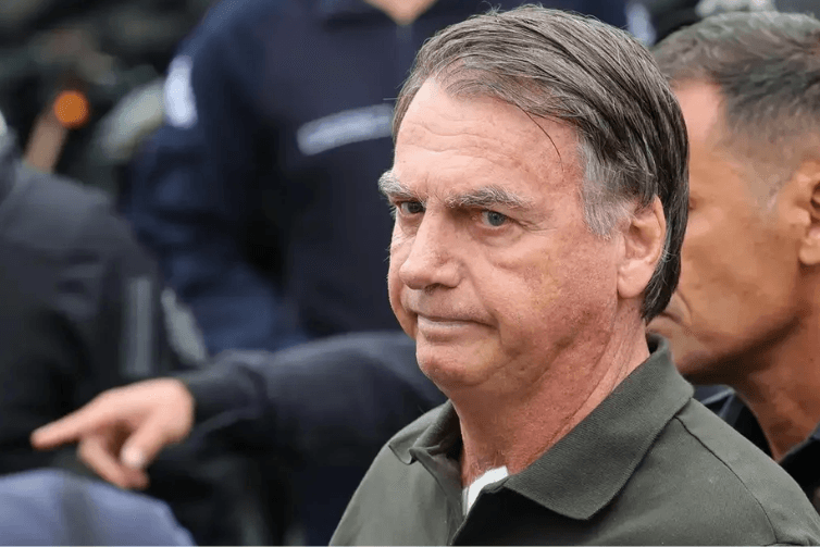 Bolsonaro presta depoimento por 5 minutos e diz que pediu ajuda a militar após perceber que arma não funcionava, afirma defesa