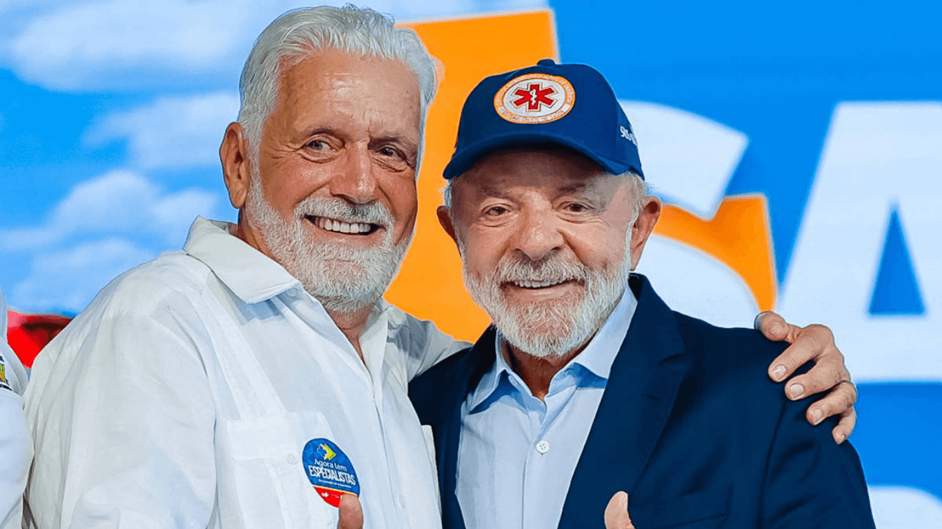 Lula e Jaques Wagner se reúnem após operação da PF; futuro do líder do governo no Senado entra em discussão