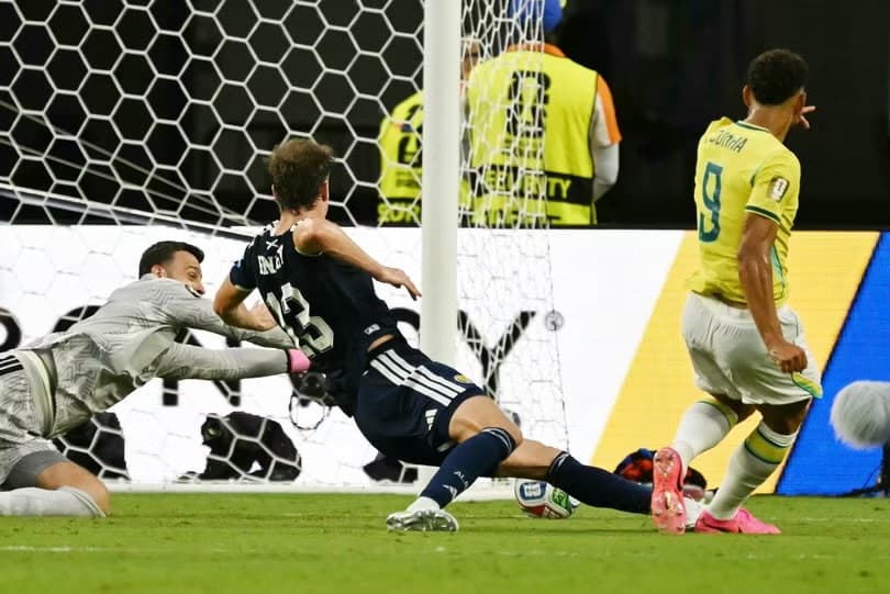Brasil vence a Escócia por 3 a 0 e avança como líder do Grupo C