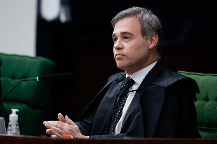 Fachin decide que Mendonça vai ser o relator de pedido de investigação de Flávio Bolsonaro no STF em caso 'Dark Horse'