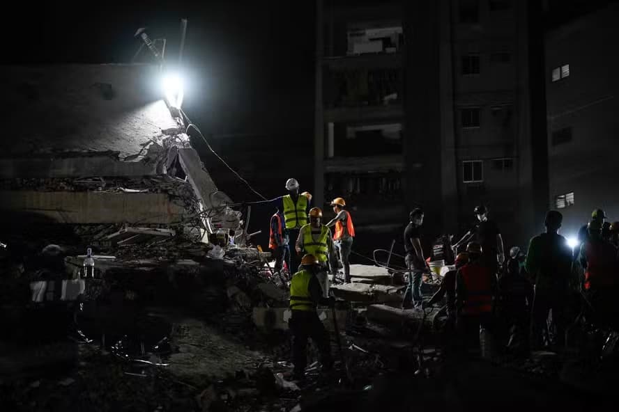 Mulher dá à luz enquanto é resgatada dos escombros após terremotos na Venezuela