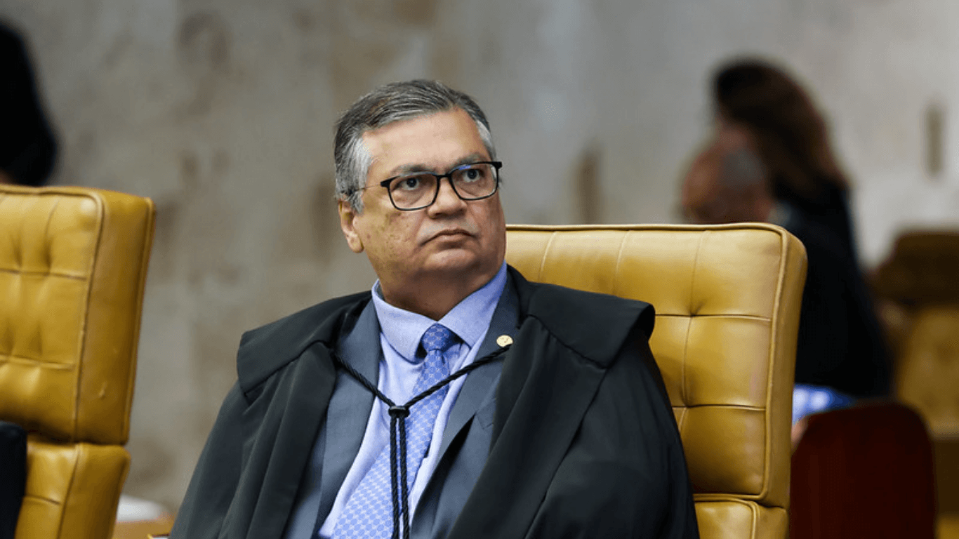 Dino afirma em decisão que R$ 468 mil em dinheiro vivo apreendidos com Sóstenes podem ter origem em desvio de recursos públicos