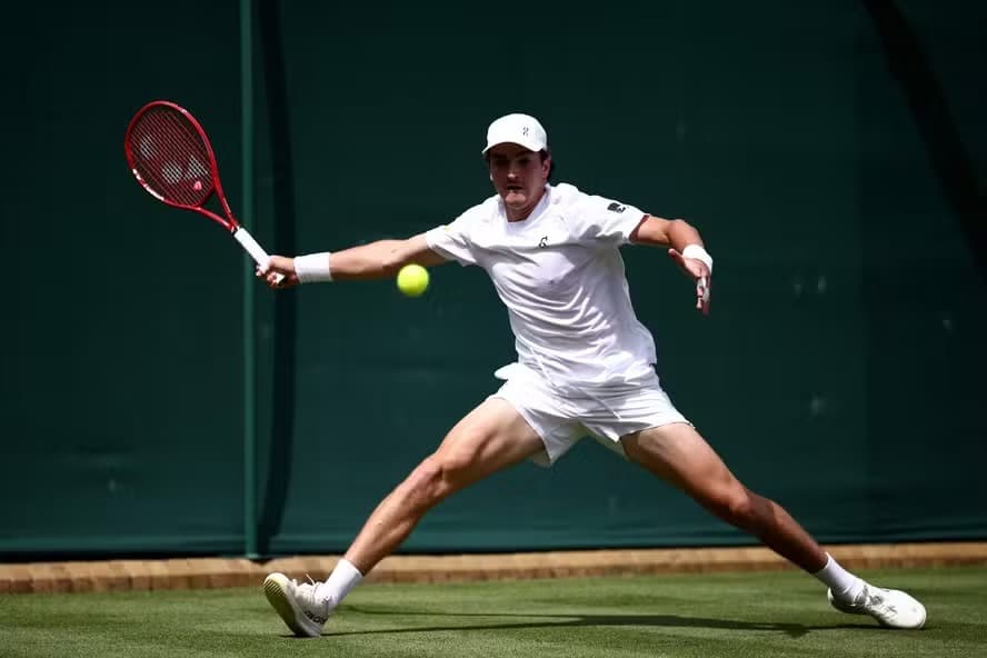 João Fonseca vence Jesper de Jong por 3 seta a 0 e avança em Wimbledon
