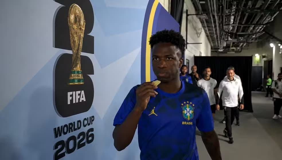 Vini Jr. chama atenção ao comer abacaxi na Copa; saiba por que a fruta virou combustível do craque