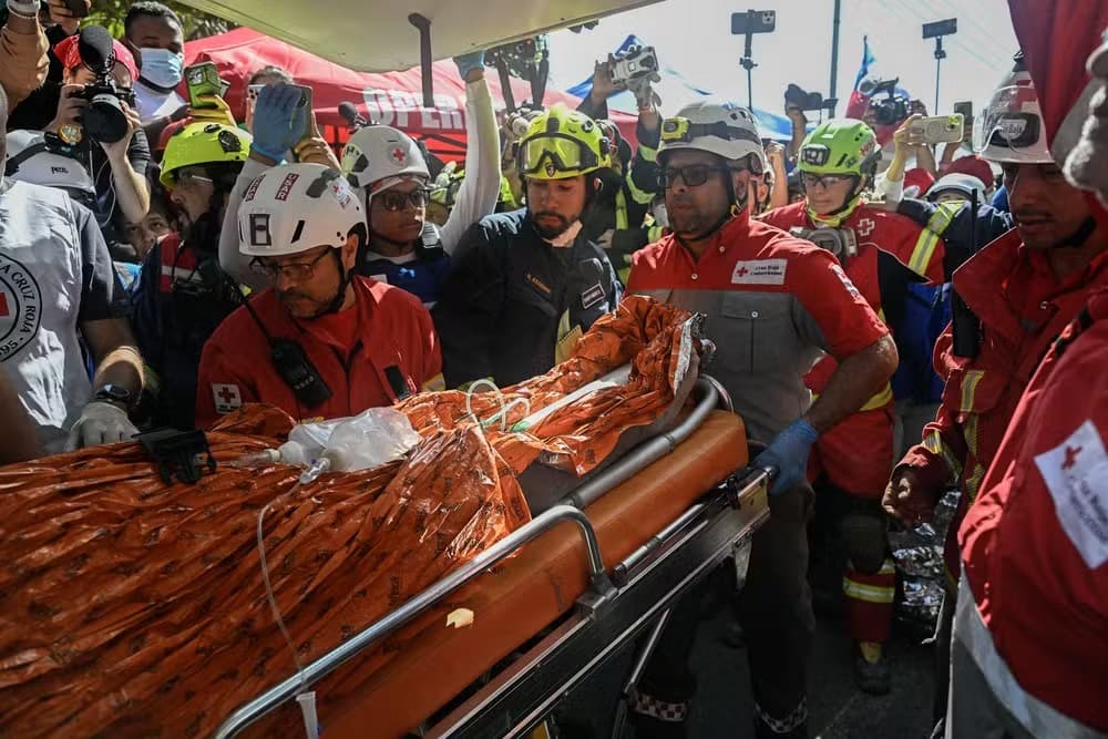 Após oito dias preso sob escombros, venezuelano é resgatado com vida em La Guaira, a mais devastada pelos terremotos