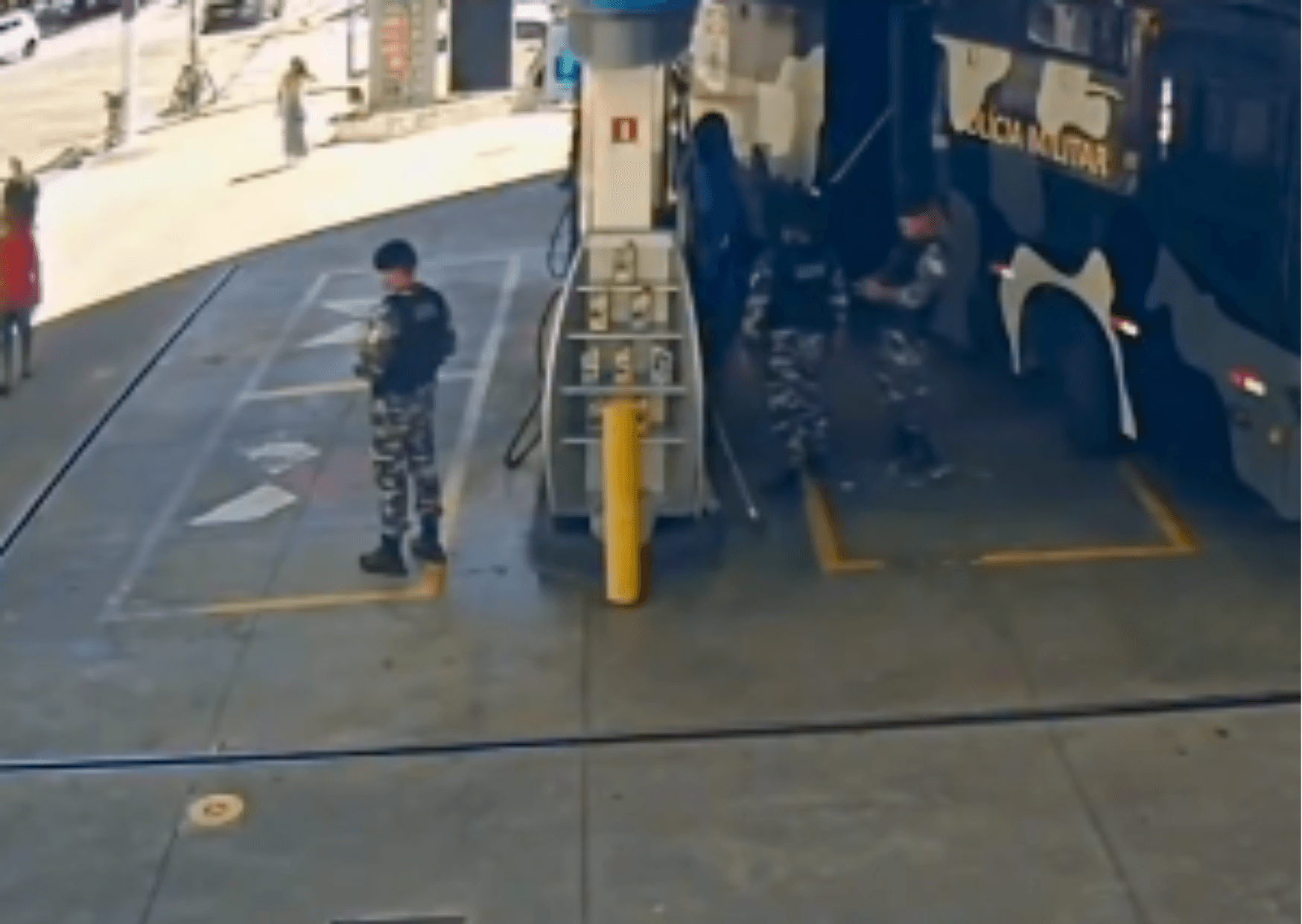 Disparo acidental de arma de policial militar assusta em posto de combustíveis em Belém