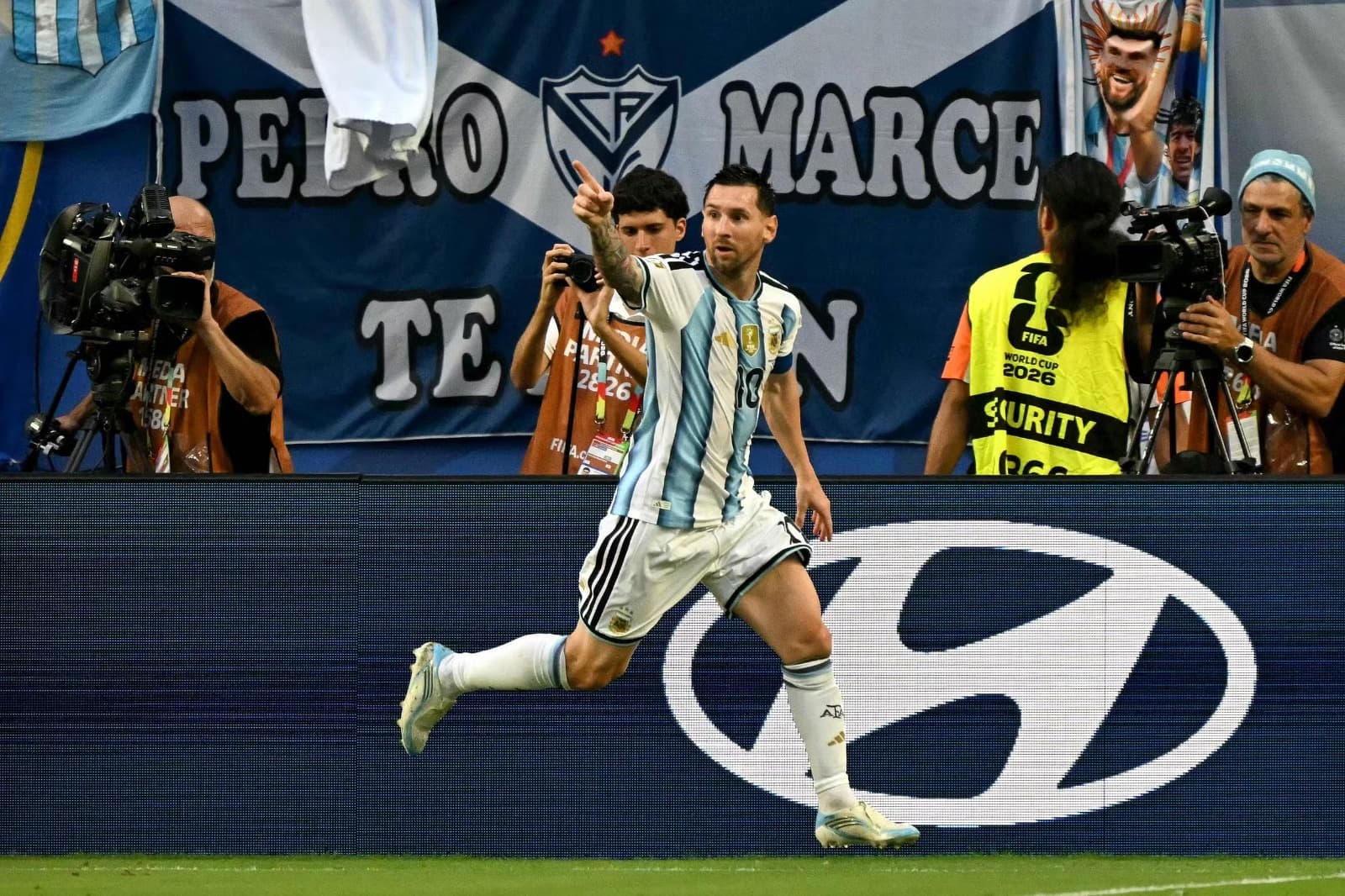 Argentina sofre, mas vence Cabo Verde na prorrogação e avança às oitavas da Copa do Mundo