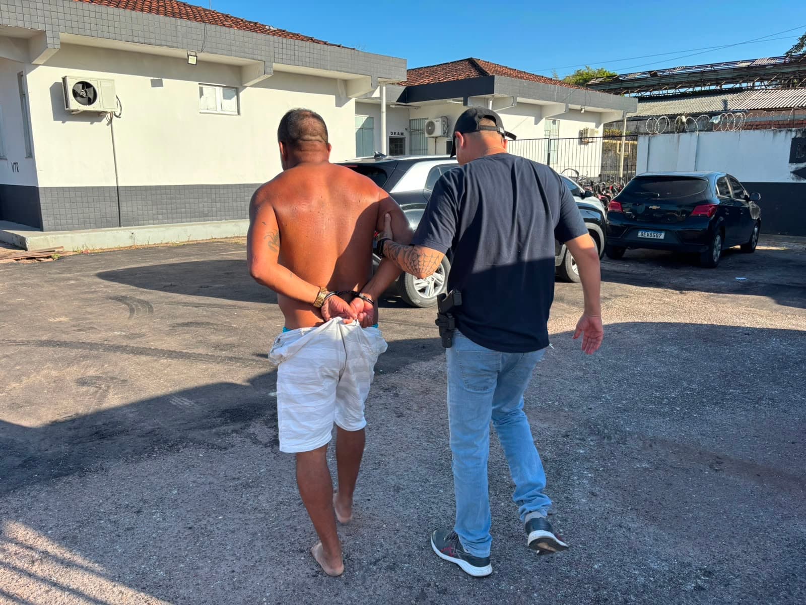 Homem é preso em flagrante após agredir companheira com copo de vidro em Icoaraci