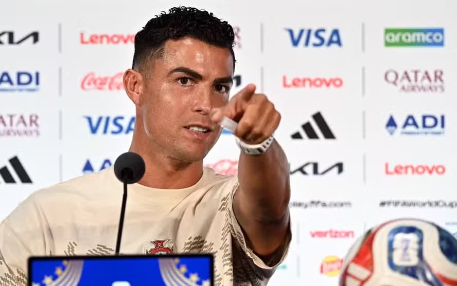 Cristiano Ronaldo confronta jornalista brasileiro Marcelo Bechler em coletiva antes da partida contra a Espanha