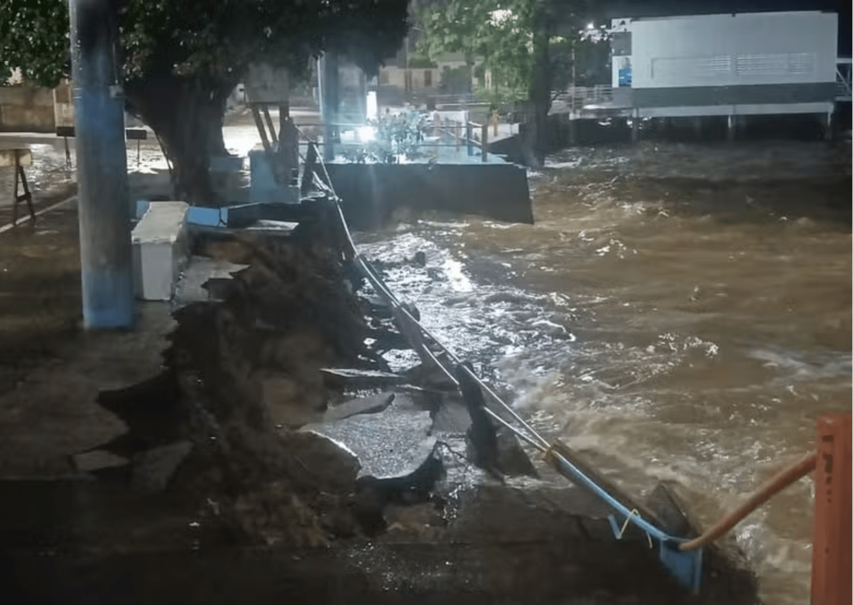 Temporal destrói parte da orla de Terra Santa, no oeste do Pará