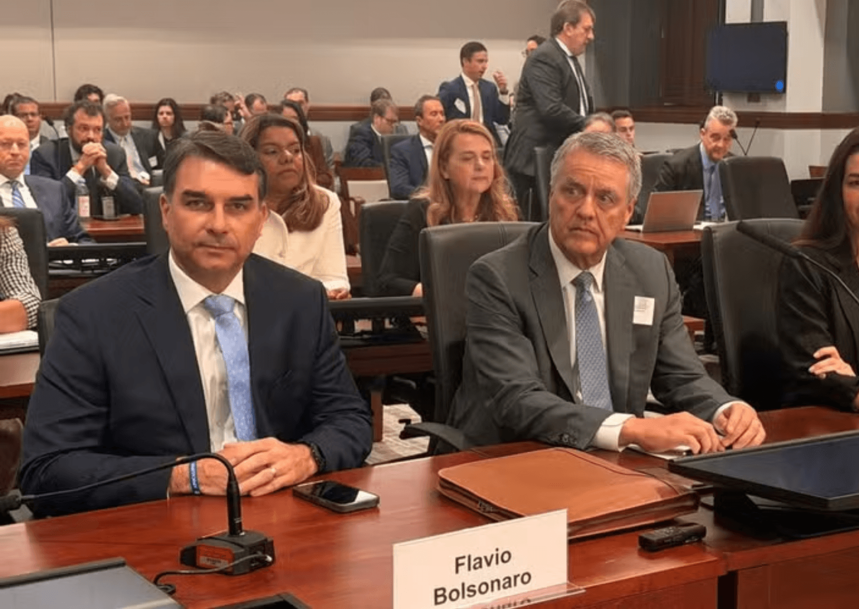 Flávio pede suspensão de tarifaço de Trump para conter danos à campanha e diz nos EUA que Pix não compete com sistemas americanos