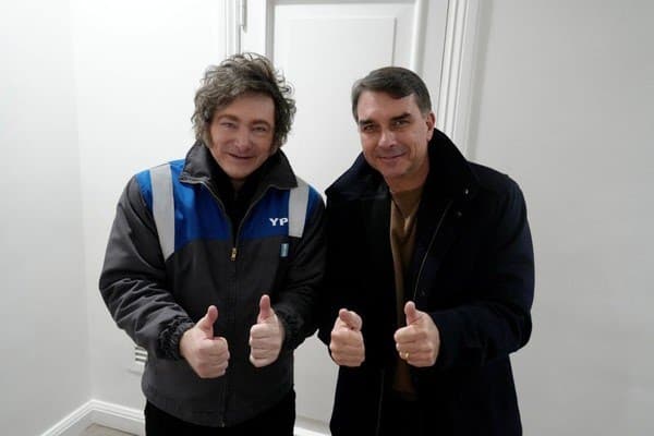 Milei anuncia viagem ao Brasil para apoiar Flávio Bolsonaro