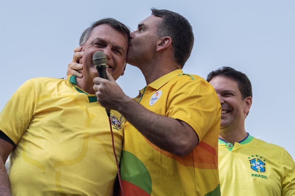 Em carta lida por Flávio, Bolsonaro reforça apoio ao filho: 'Momento de deixar de lado as diferenças'