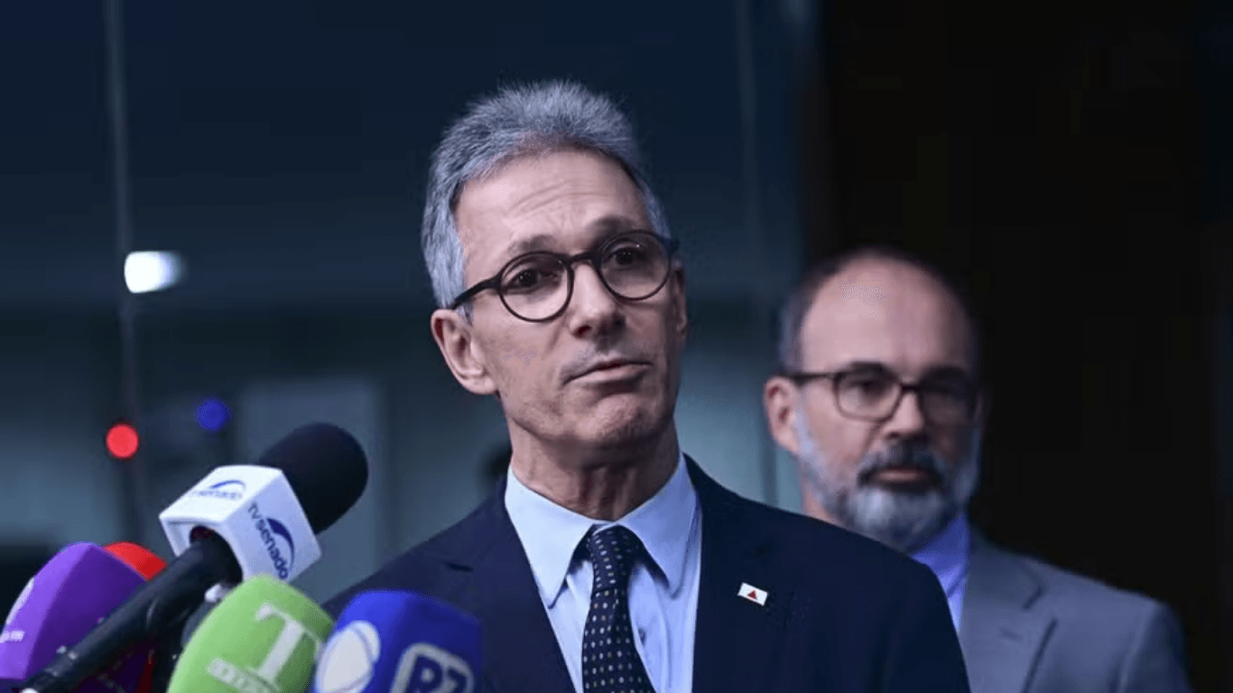 Zema critica 'solução paliativa' para ameaça de tarifaço após cobrança de Flávio a adversários sobre ida aos EUA
