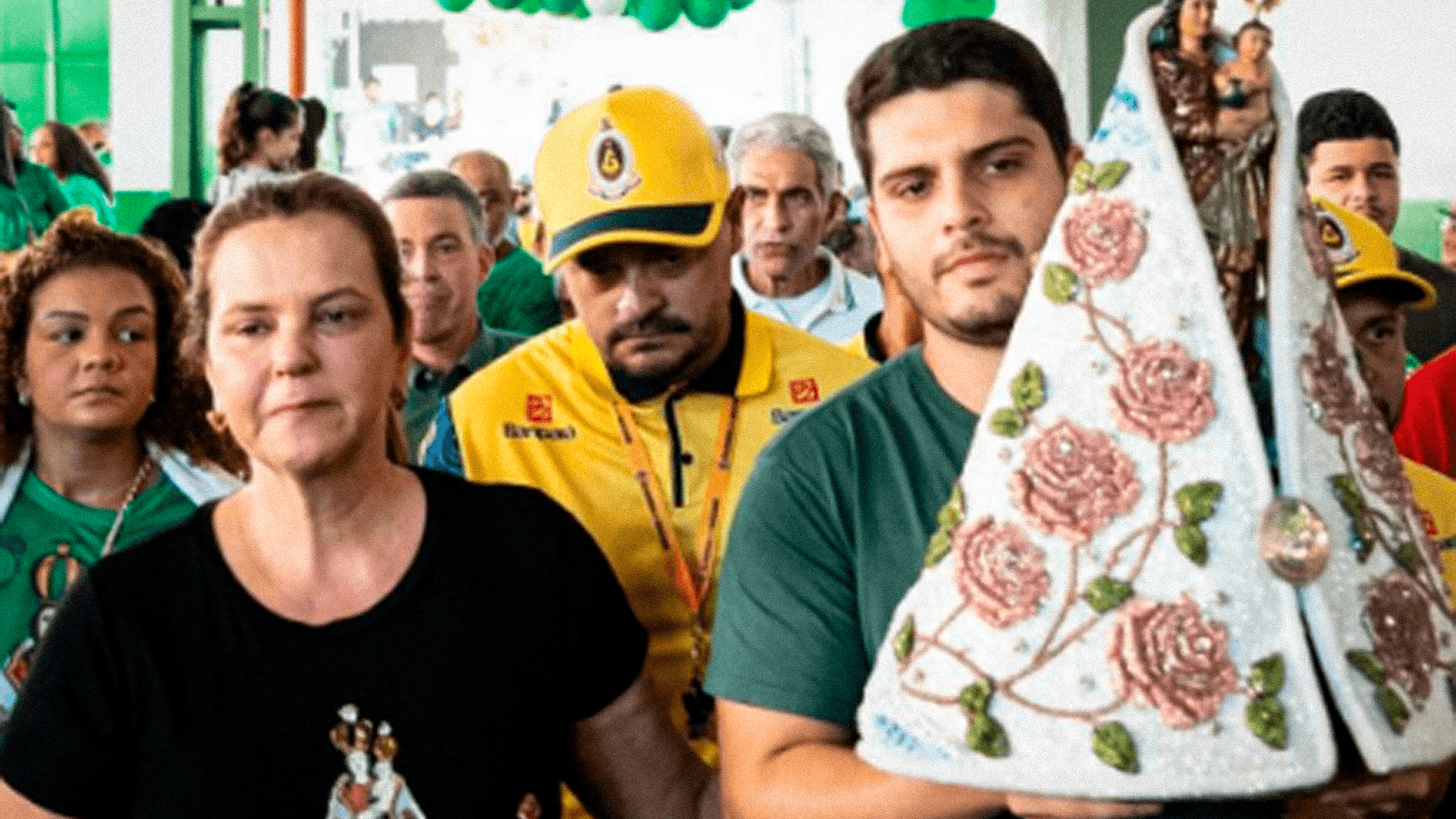 Imagem Peregrina de Nossa Senhora de Nazaré emociona fiéis em visita à Imperatriz Leopoldinense, no Rio de Janeiro