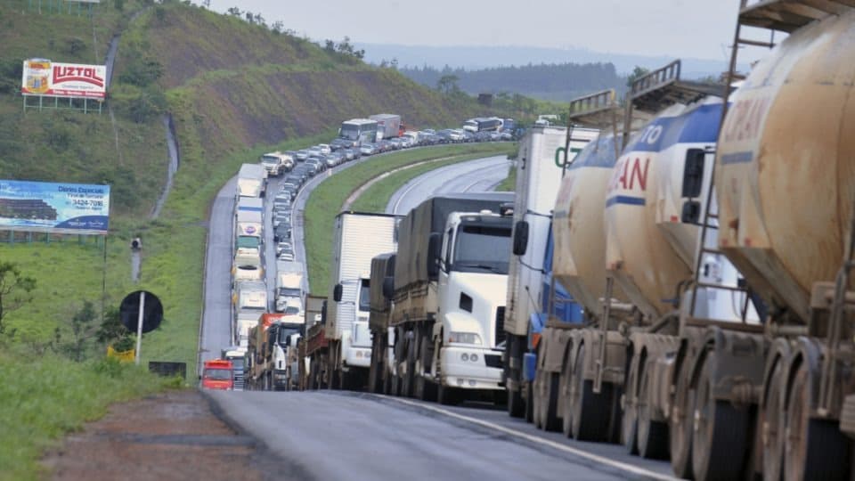 Caminhoneiros anunciam paralisação nos portos a partir desta segunda (13)