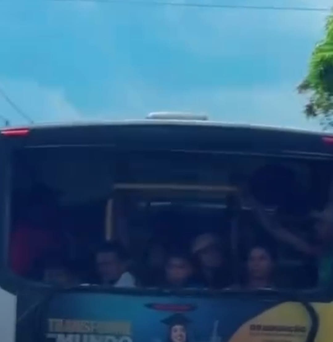 Ônibus da linha Outeiro–São Brás circula lotado com vidro traseiro quebrado e viraliza na web