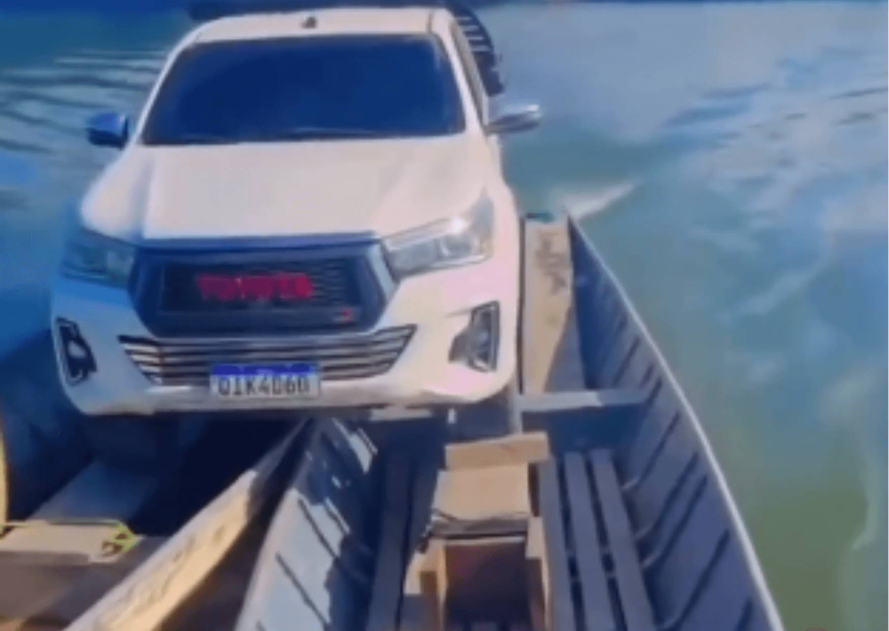 Vídeo mostra caminhonete sendo levada sobre duas embarcações em travessia para o Marajó