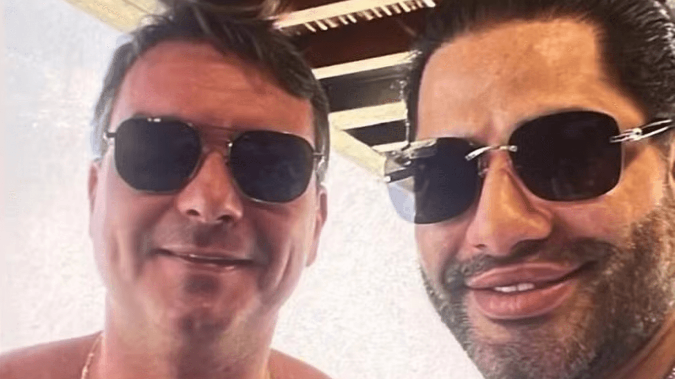 Flávio Bolsonaro aparece em foto com "sicário" de Daniel Vorcaro e vê desgaste aumentar