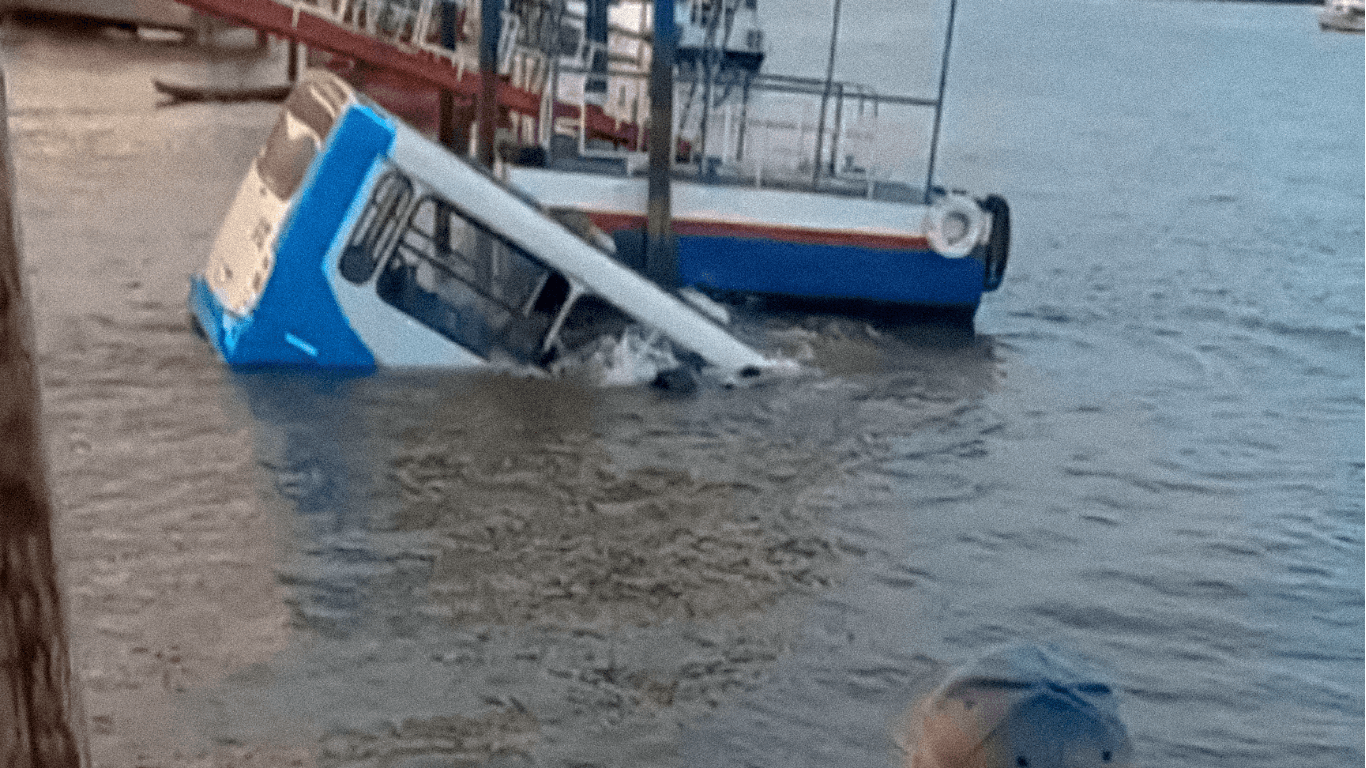 Ônibus perde o controle, cai em rio e afunda em porto de Barcarena; há relatos de mortes