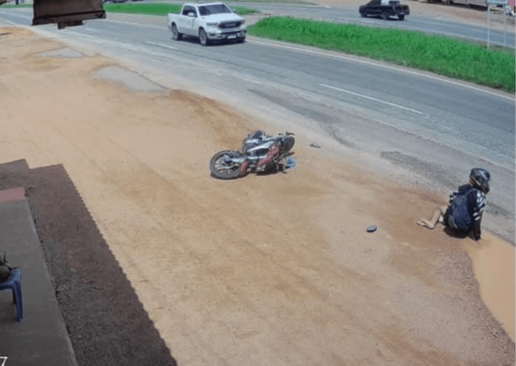 Motociclista escapa de acidente após ser atingido de raspão por ônibus na BR-316, em Santa Izabel