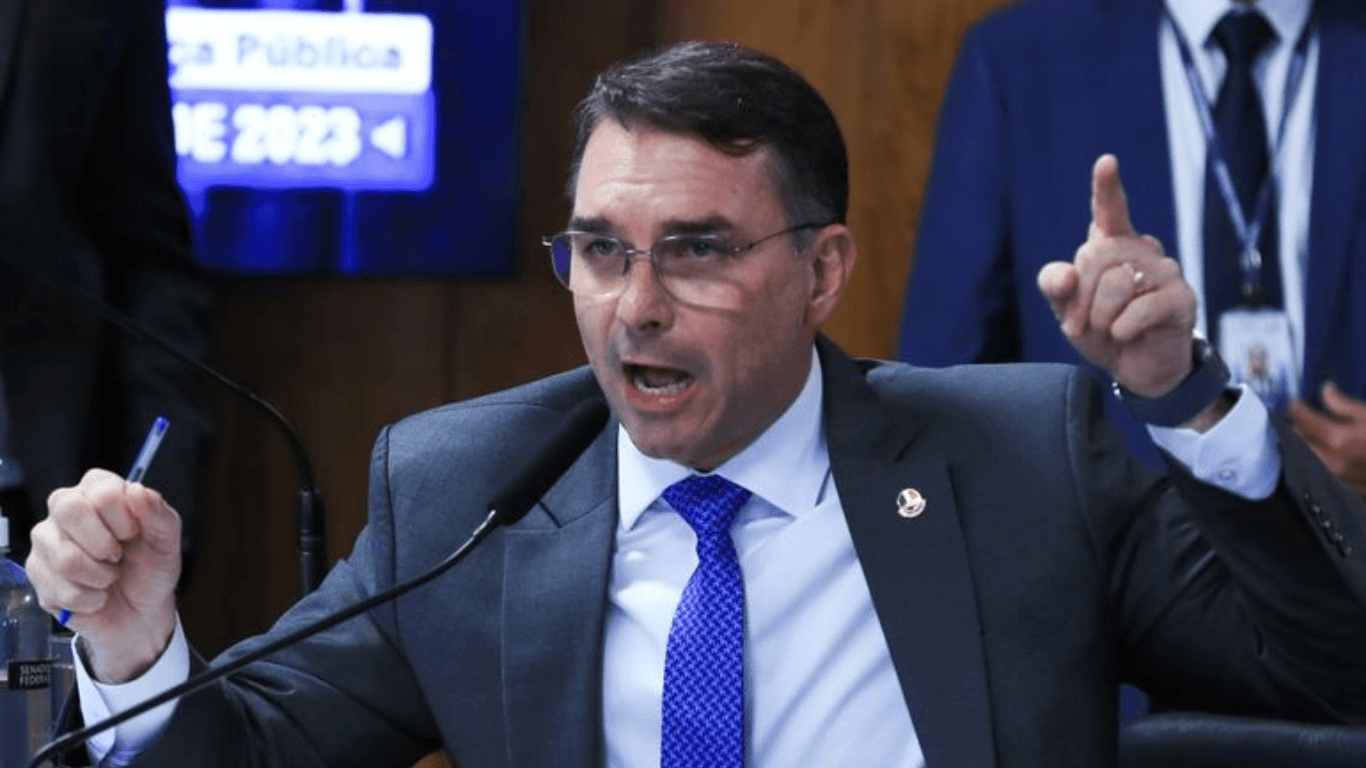 Flávio Bolsonaro responsabiliza Lula por tarifa de 25% dos EUA sobre produtos brasileiros e critica condução das negociações