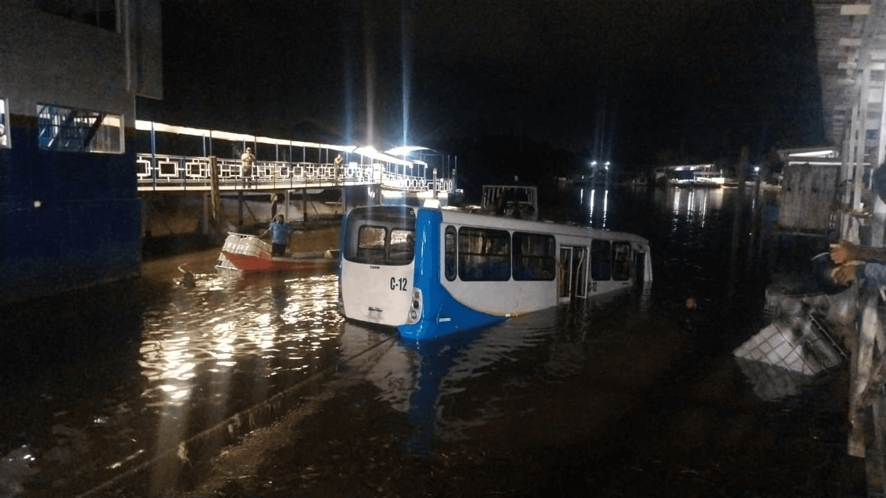VÍDEO: Ônibus afundado é retirado da água em Barcarena