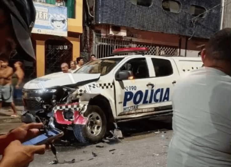 Suspeitos batem carro roubado contra viatura e acabam presos no Jurunas