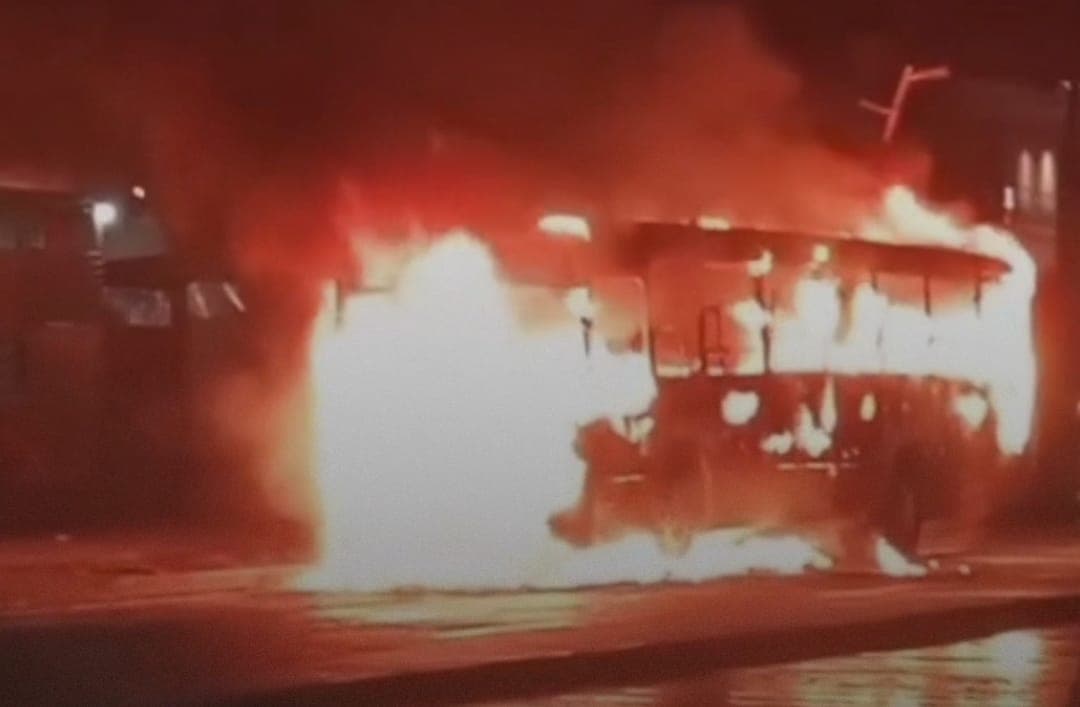 Incêndio em ônibus assusta motoristas e para trânsito na Augusto Montenegro