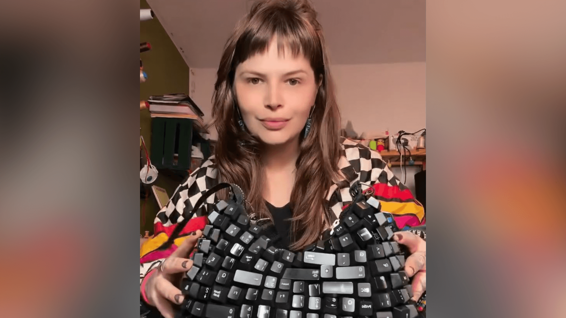 Artista transforma teclados antigos em bolsas e viraliza nas redes sociais