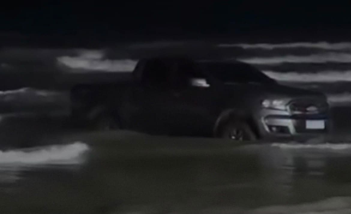 Carro de luxo é atingido pela maré na Praia do Atalaia, em Salinópolis