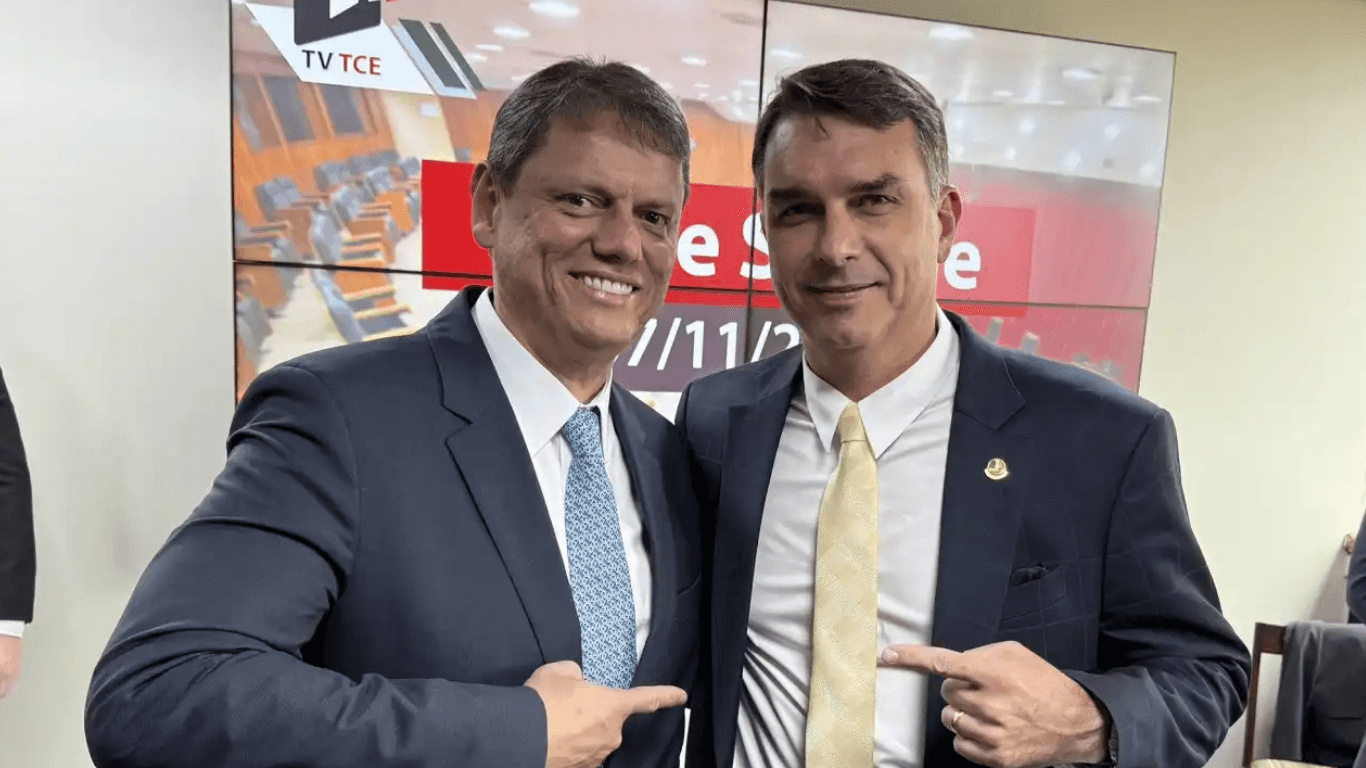 De olho em Tarcísio, Flávio Bolsonaro muda QG da campanha para São Paulo e planeja eventos na capital e no interior