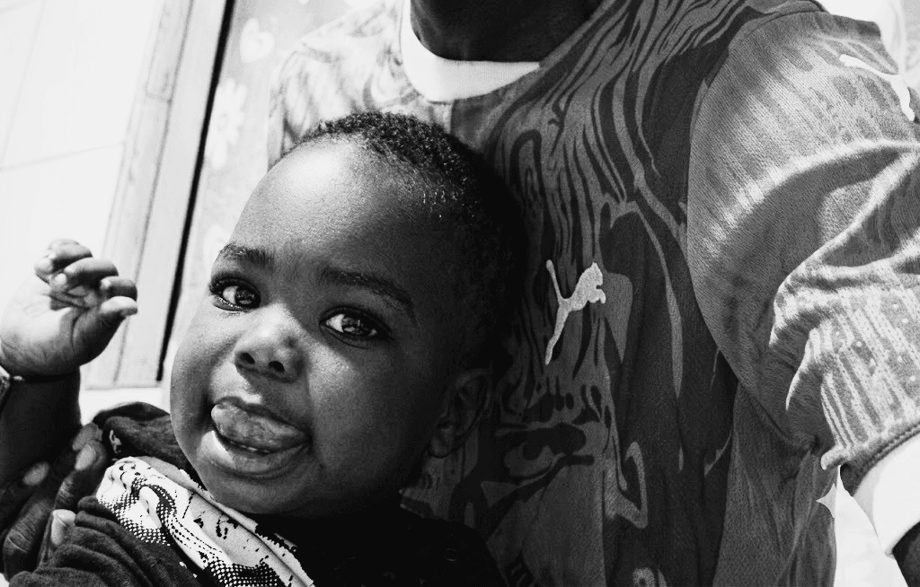 Bebê de 1 ano morre após ficar 6 minutos preso em grade de creche