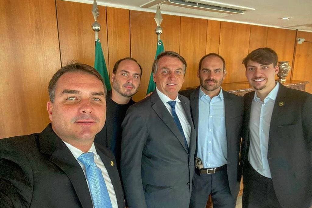 Moraes nega pedido de defesa de Bolsonaro para receber visita de filhos no Dia dos Pais
