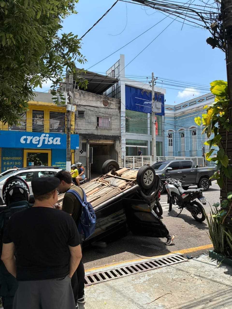 Vídeo: Carro vira em acidente na Travessa Padre Eutíquio e idosa fica ferida