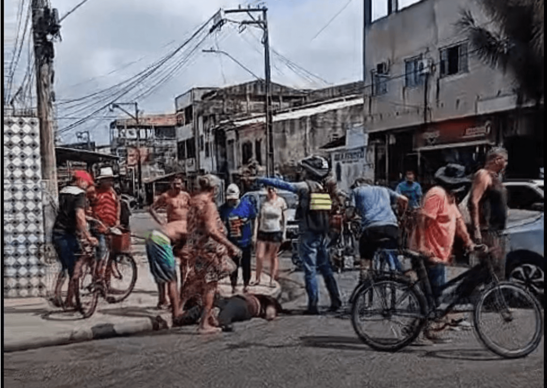 Acidente entre moto e carro deixa pessoa ferida no Jurunas, em Belém