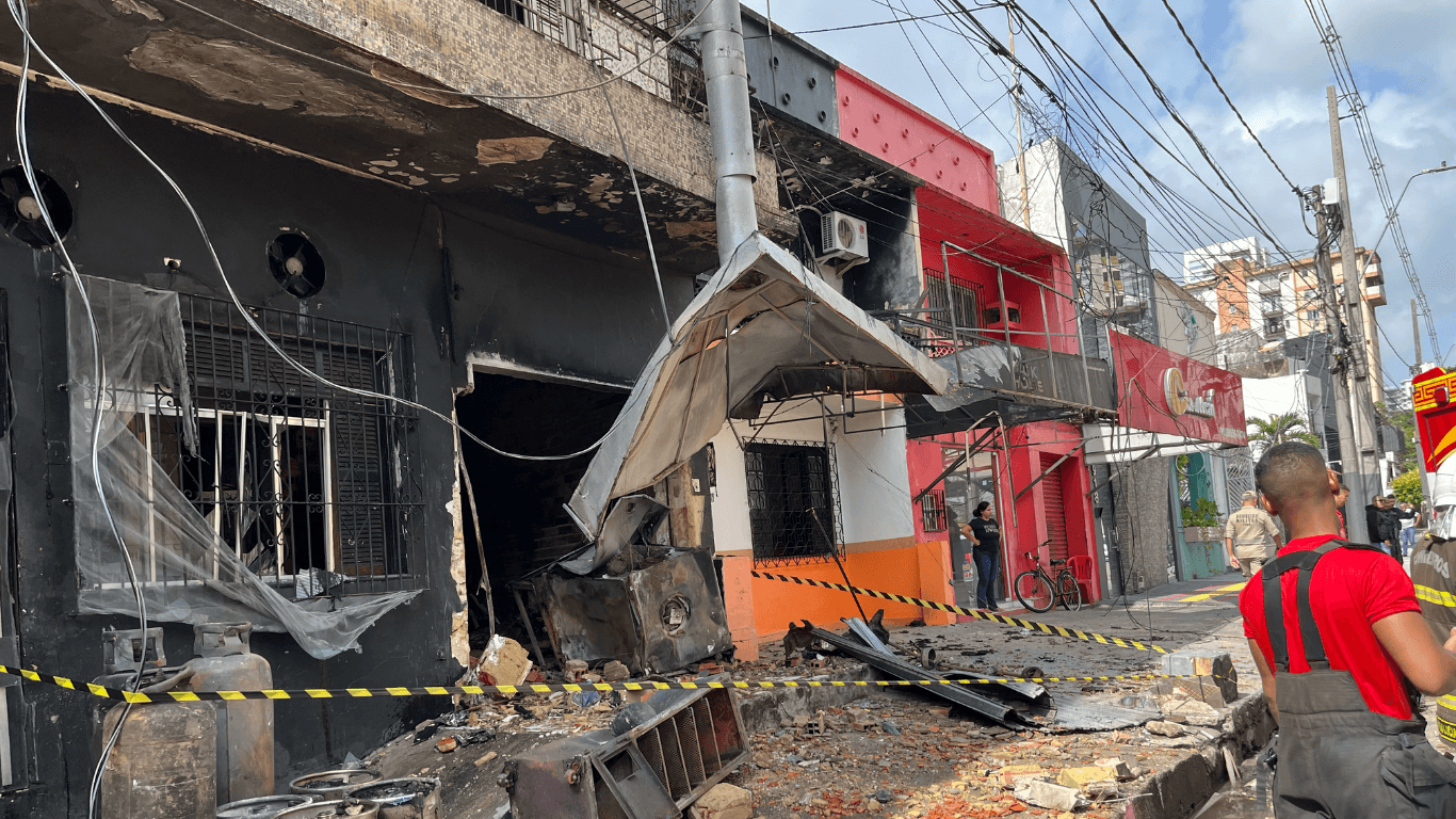 Veja imagens da explosão em restaurante no centro de Belém