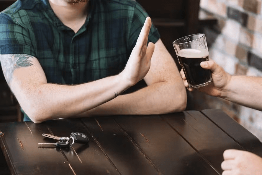 64% dos brasileiros não consumiram álcool em 2025; adultos entre 18 e 34 anos são os mais abstinentes; veja novo levantamento no país