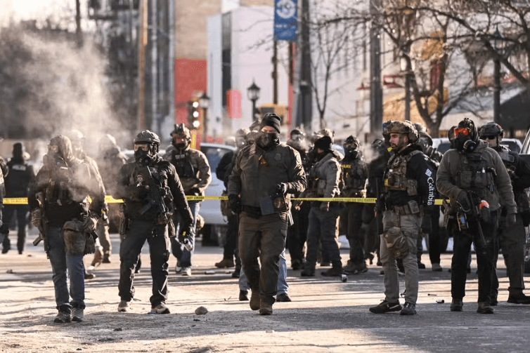 Agentes do ICE matam americano durante protesto em Minneapolis, nos EUA