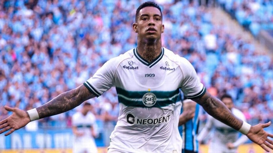Alef Manga é o primeiro reforço do Remo para a temporada 2026