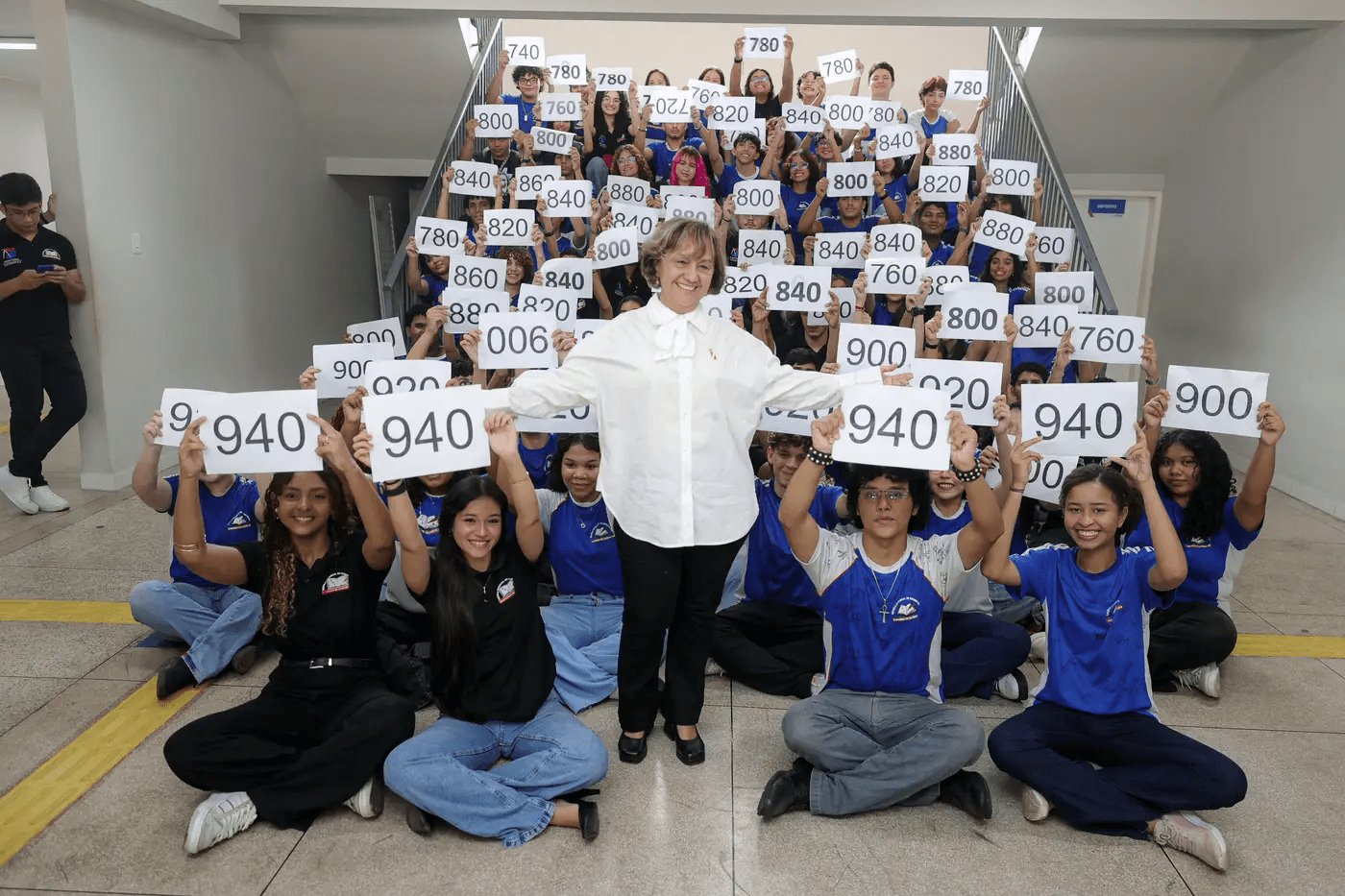Alunos da Escola Albanízia de Oliveira Lima comemoram as notas do Enem 2025