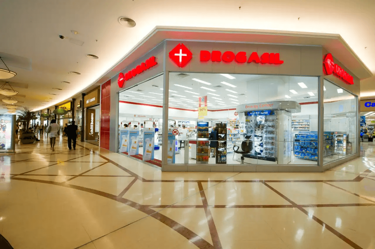 Anvisa proíbe venda de medicamentos das marcas Bwell e Needs, do grupo Drogasil e Raia