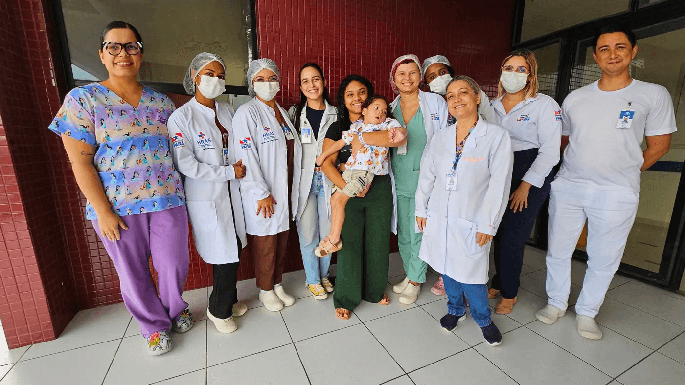 Após 452 dias internado, menino de 3 anos recebe alta no Hospital Dr. Abelardo Santos