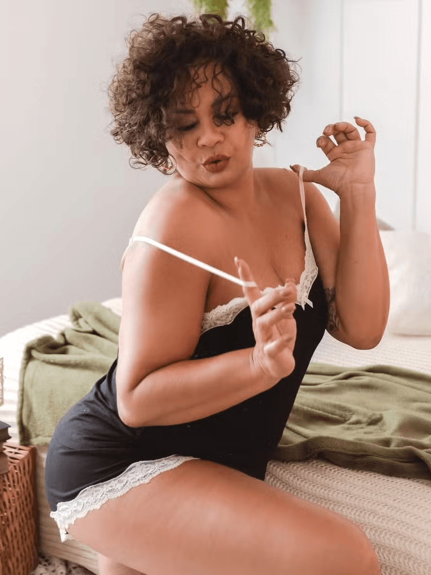 Após postar fotos sensuais, Solange Couto nega perfil em plataforma adulta: 'Grande mentira'