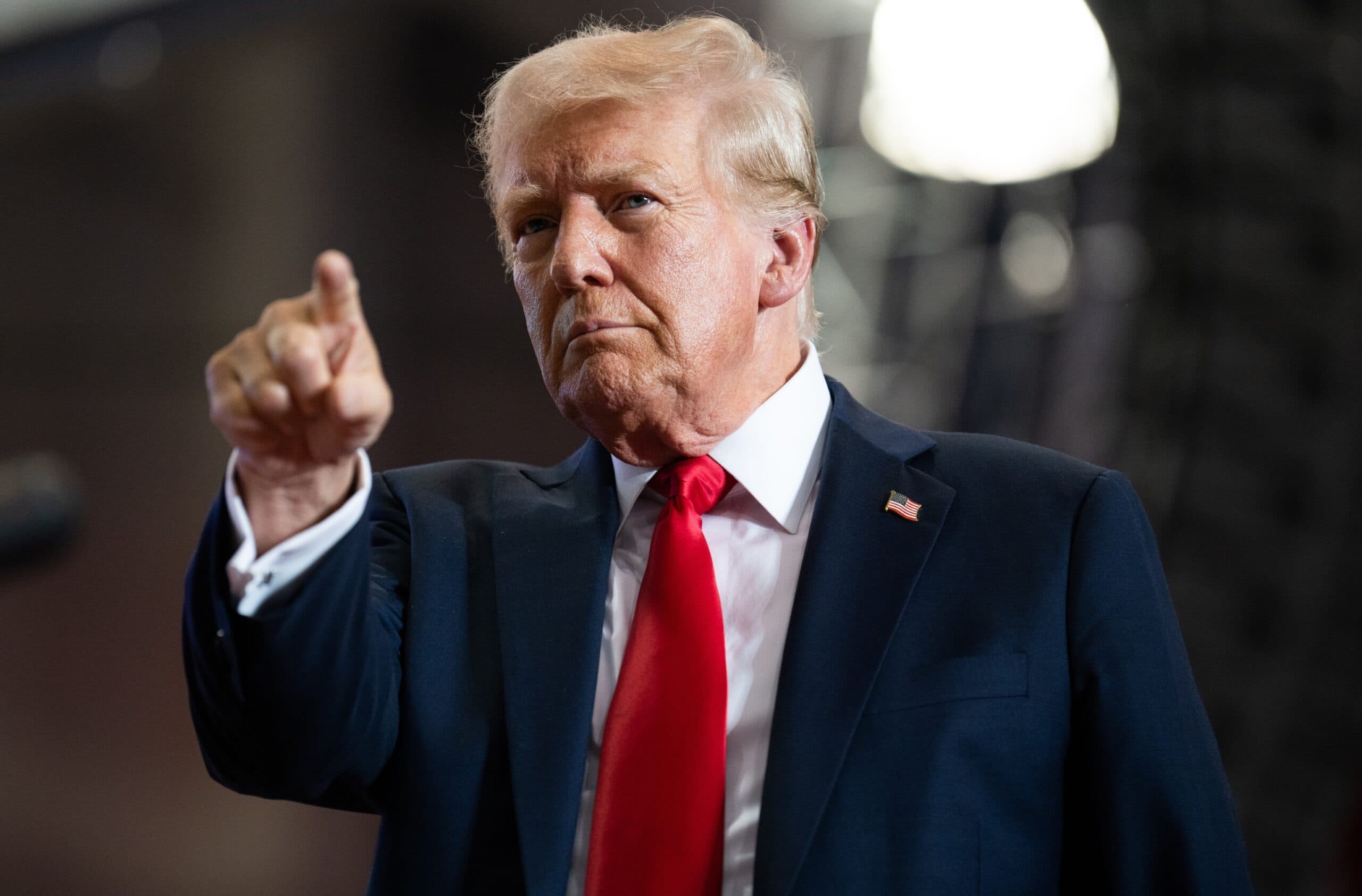 Após Venezuela, Trump ameaça Colômbia e retoma discurso sobre anexação da Groenlândia; governos reagem