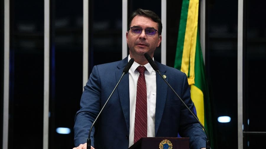 Após visita a Bolsonaro, Flávio diz que candidatura à presidência é “irreversível”