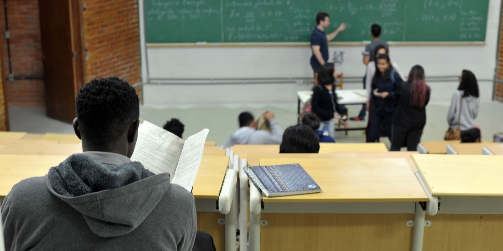 Assembleia Legislativa de Santa Catarina aprova projeto que proíbe cotas raciais em universidades estaduais