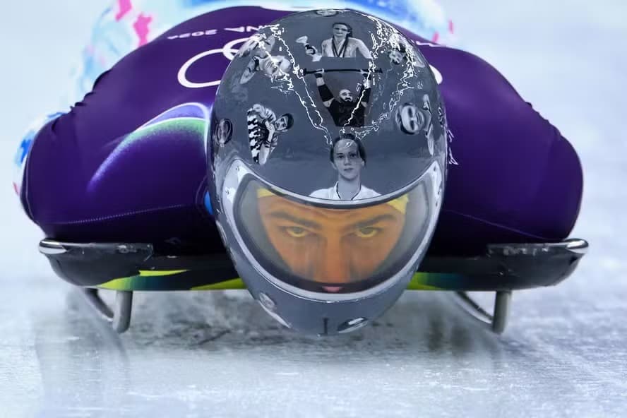 Atleta ucraniano que usou capacete com imagens de vítimas da guerra é desclassificado dos Jogos de Inverno: 'É o preço da nossa dignidade'